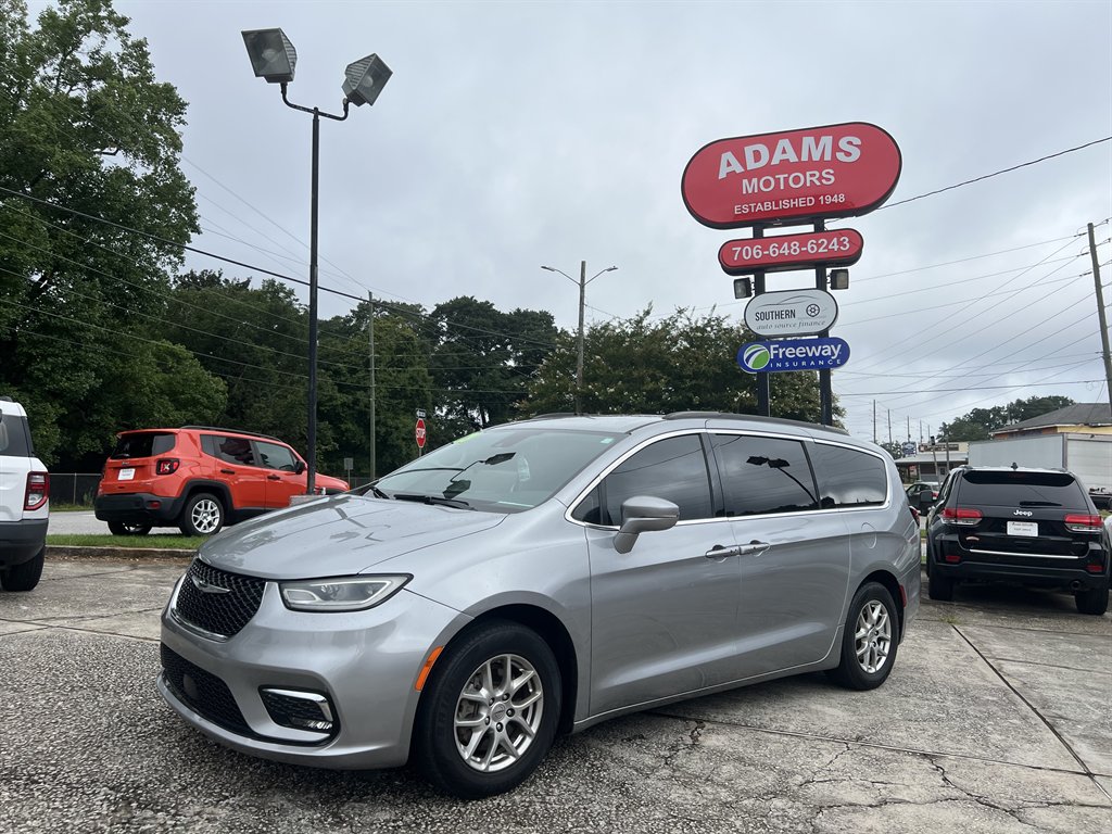 2021 Chrysler Pacifica Touring's photo